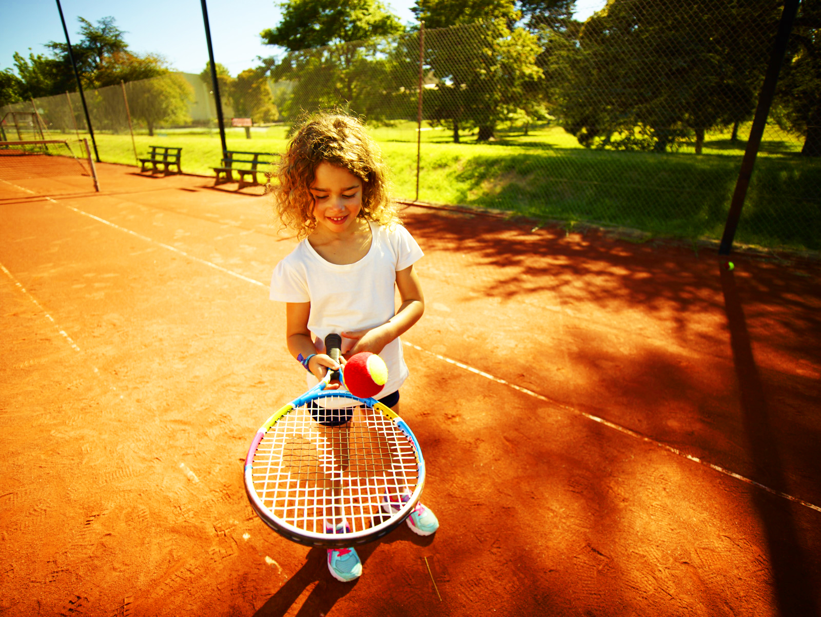 Теннис игра с ракетками. Теннис дети. Большой теннис. Большой теннис дети. Ребенок с ракеткой.